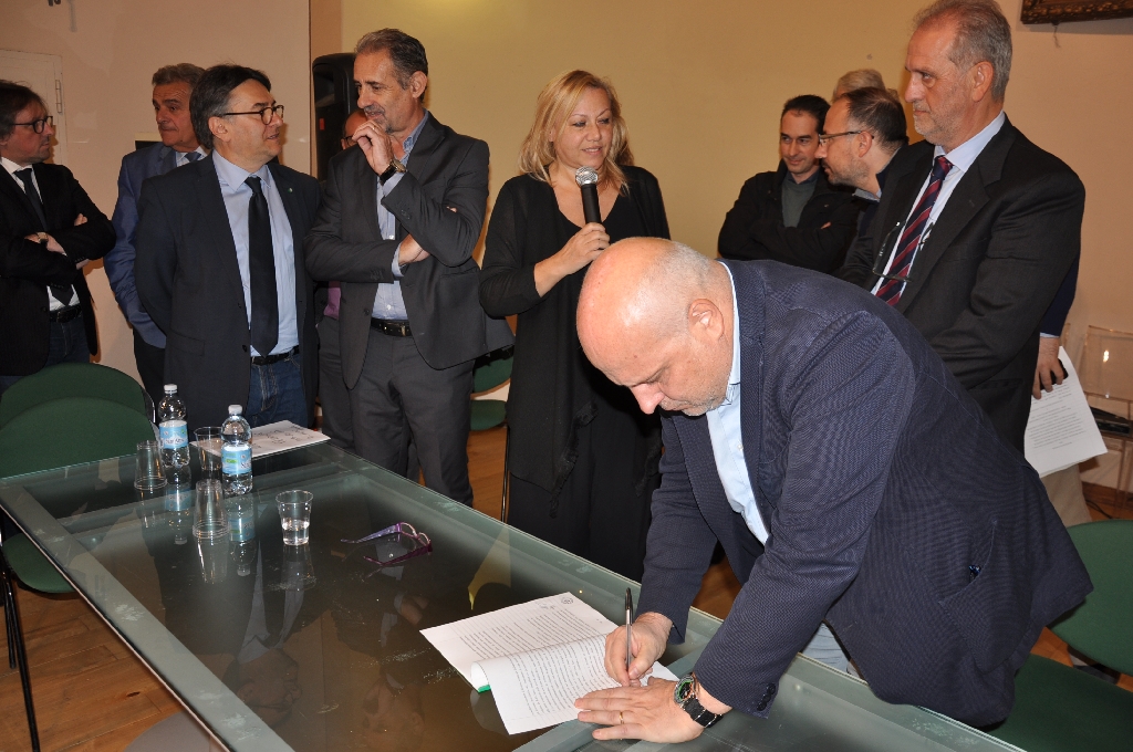 Firma ufficiale del Protocollo per la riattivazione della linea ferroviaria Asti-Alba da parte del Dott. Maurizio Marello, Sindaco di Alba.