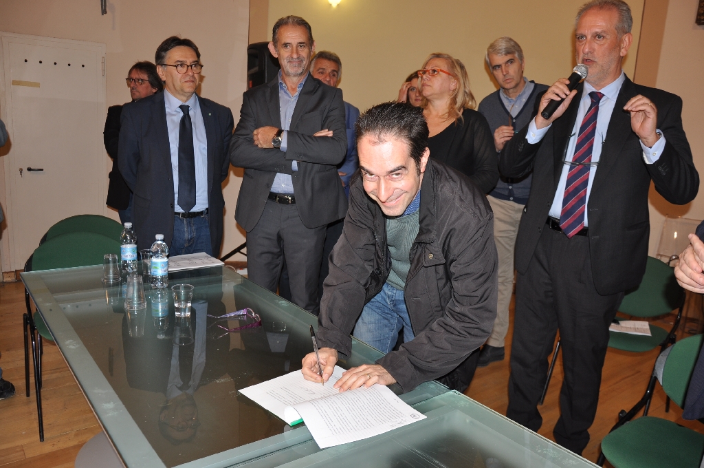 Firma ufficiale del Protocollo per la riattivazione della linea ferroviaria Asti-Alba da parte del Dott. Massimo Badino, Consigliere in rappresentanza di Castelnuovo Belbo.