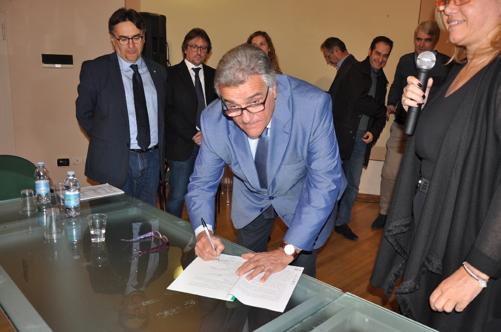 Firma ufficiale del Protocollo per la riattivazione della linea ferroviaria Asti-Alba da parte del Dott. Agr. Giovanni Borriero, Sindaco di Costigliole d Asti.