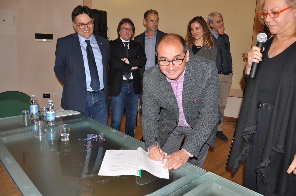 Firma ufficiale del Protocollo per la riattivazione della linea ferroviaria Asti-Alba da parte del Sindaco Carlo Mancuso di Castagnole delle Lanze.