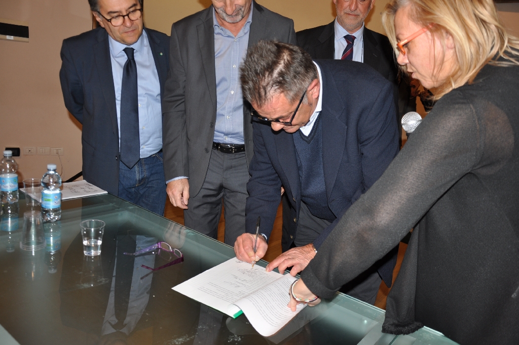 Firma ufficiale del Protocollo per la riattivazione della linea ferroviaria Asti-Alba da parte del Sindaco Mario Zoppi di Barbaresco.