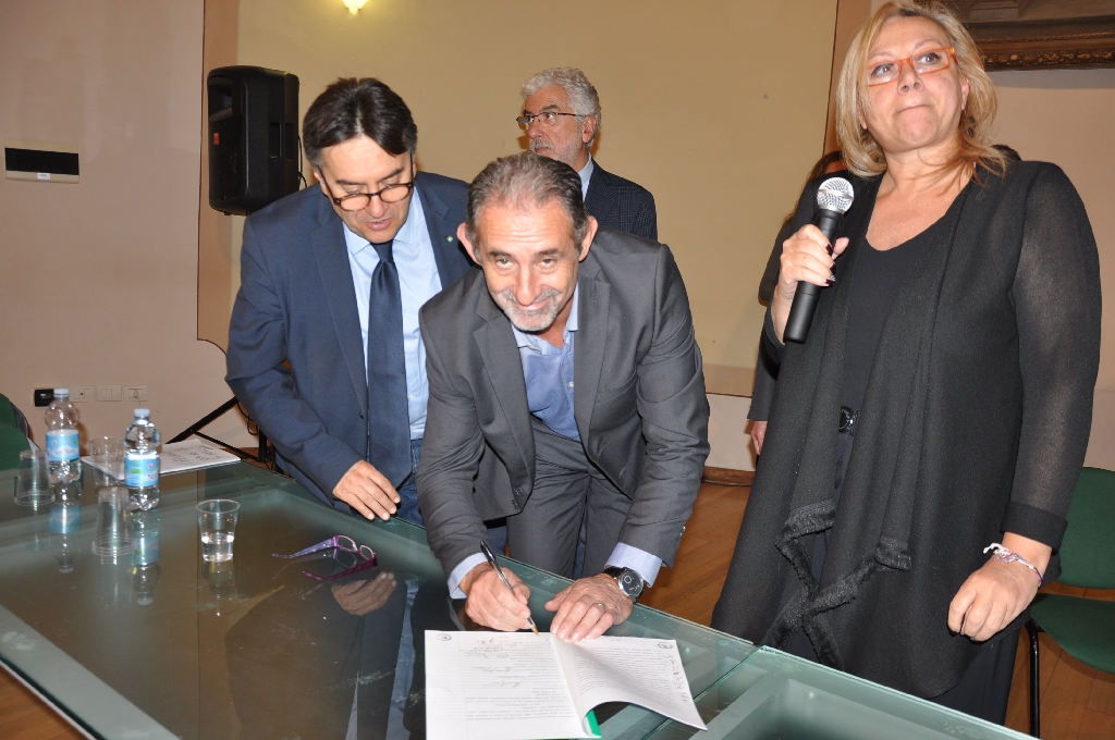 Firma ufficiale del Protocollo per la riattivazione della linea ferroviaria Asti-Alba da parte del Dott. Gianfranco Comaschi, Presidente dell Associazione per il Patrimonio dei Paesaggi vitivinicoli di Langhe-Roero e Monferrato.