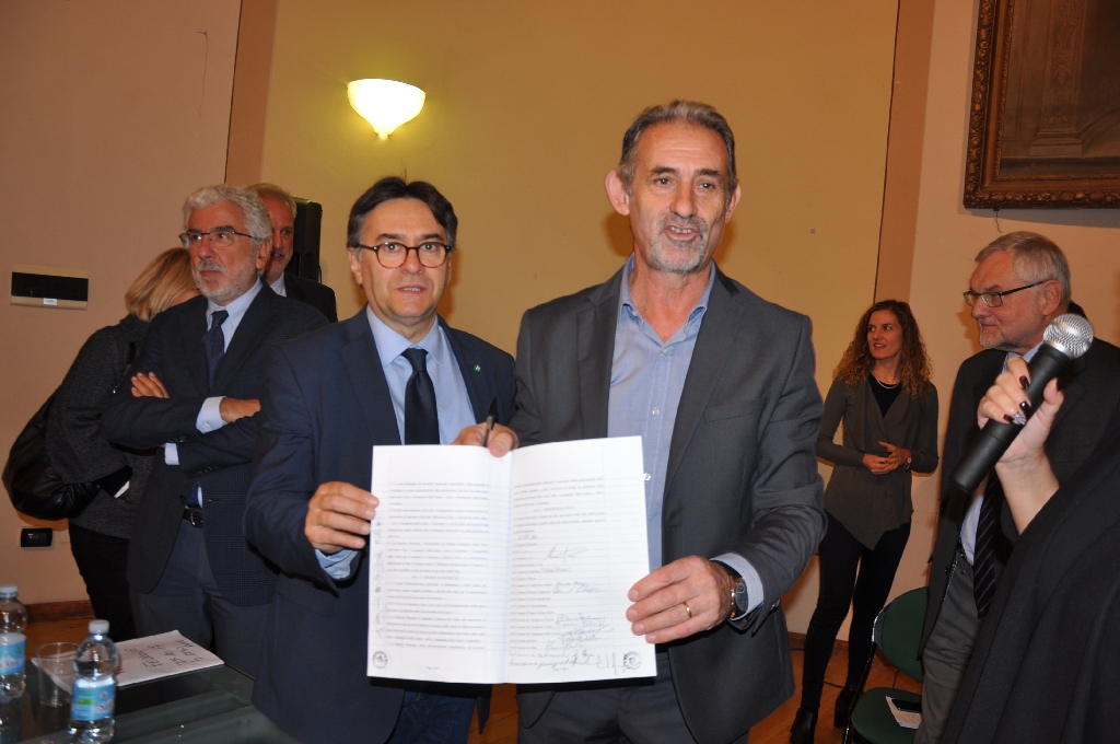 Firma ufficiale del Protocollo per la riattivazione della linea ferroviaria Asti-Alba da parte del Dott. Gianfranco Comaschi, Presidente dell Associazione per il Patrimonio dei Paesaggi vitivinicoli di Langhe-Roero e Monferrato.