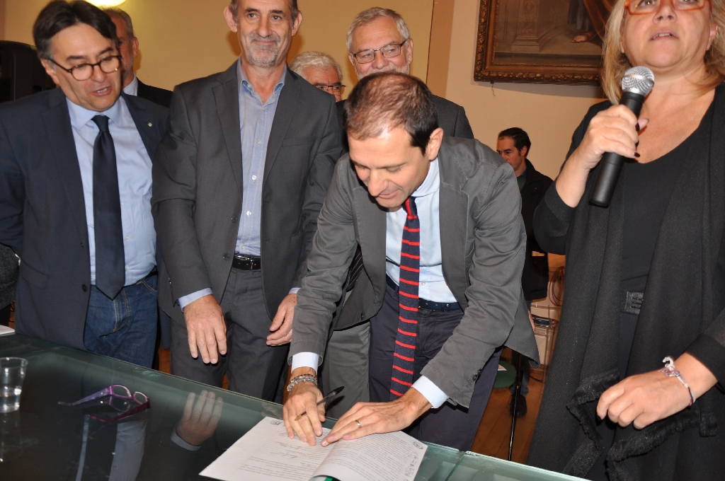 Firma ufficiale del Protocollo per la riattivazione della linea ferroviaria Asti-Alba da parte dell Ing. Paolo Grassi, Direttore Territoriale RFI Produzione Piemonte-Valle d Aosta. 