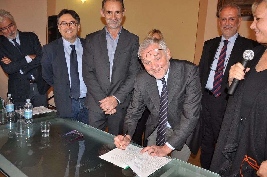 Firma ufficiale del Protocollo per la riattivazione della linea ferroviaria Asti-Alba da parte del Dott. Francesco Balocco, dell Assessore regionale ai trasporti del Piemonte.