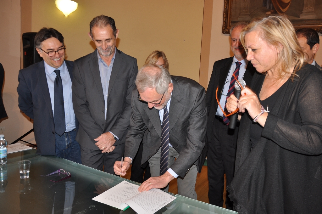Firma ufficiale del Protocollo per la riattivazione della linea ferroviaria Asti-Alba da parte del Dott. Francesco Balocco, dell Assessore regionale ai trasporti del Piemonte.