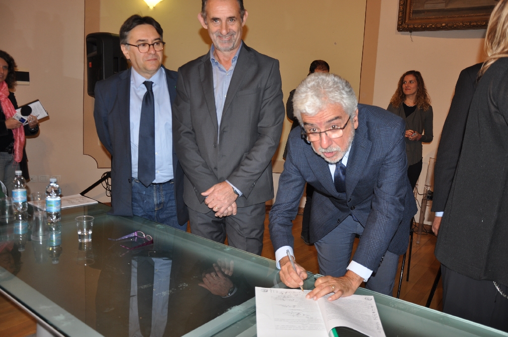 Firma ufficiale del Protocollo per la riattivazione della linea ferroviaria Asti-Alba da parte dell Arch. Domenico Catrambone, Presidente Tavolo tecnico.