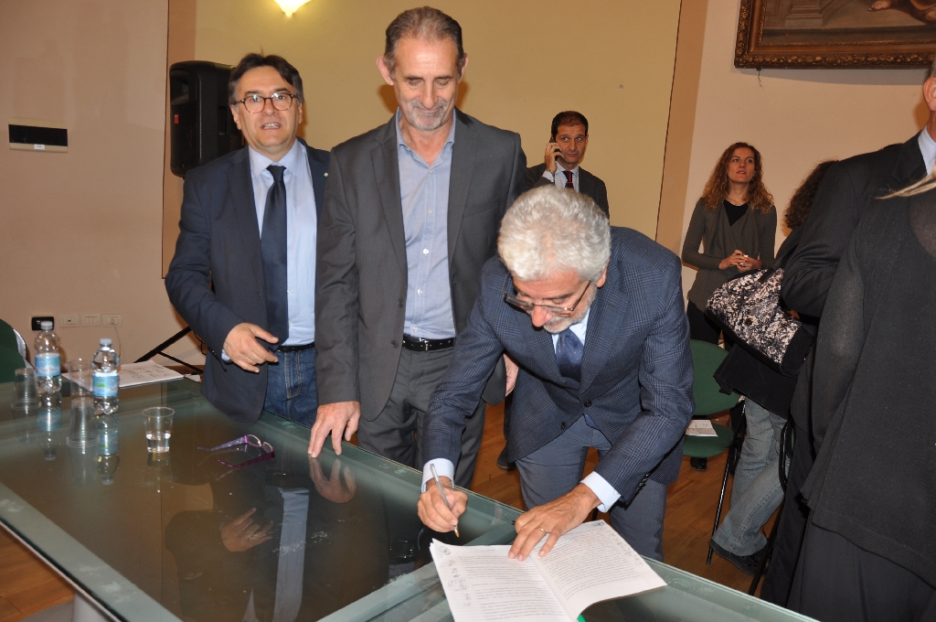 Firma ufficiale del Protocollo per la riattivazione della linea ferroviaria Asti-Alba da parte dell Arch. Domenico Catrambone, Presidente Tavolo tecnico.