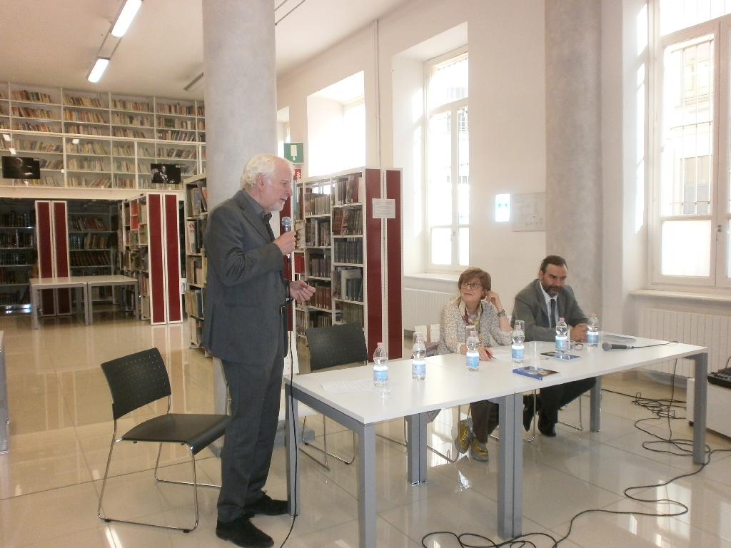Introduzione e moderazione dell incontro da parte del Prof. Ottavio Coffano, già docente Accademia Albertina di Torino [Foto di Lara Vaglienti].