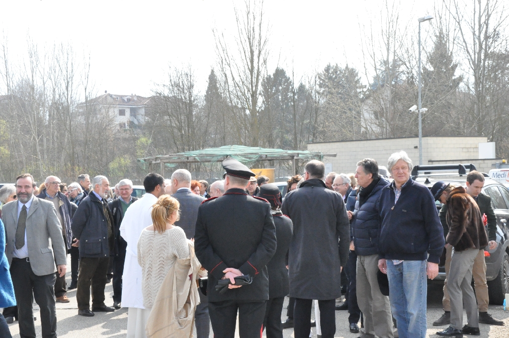 Veduta del numeroso ed interessato pubblico presente all inaugurazione del nuovo Parco della Salute dell Ospedale Cardinal Massaia di Asti [Foto di Daniela Bosia].