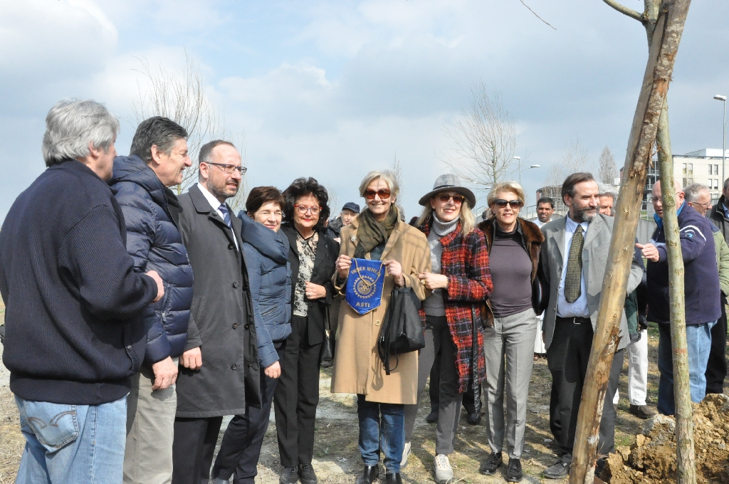 Foto ricordo con le rappresentanti dell Inner Wheel di Asti, sostenitrici della piantagione degli alberi [Foto di Daniela Bosia].