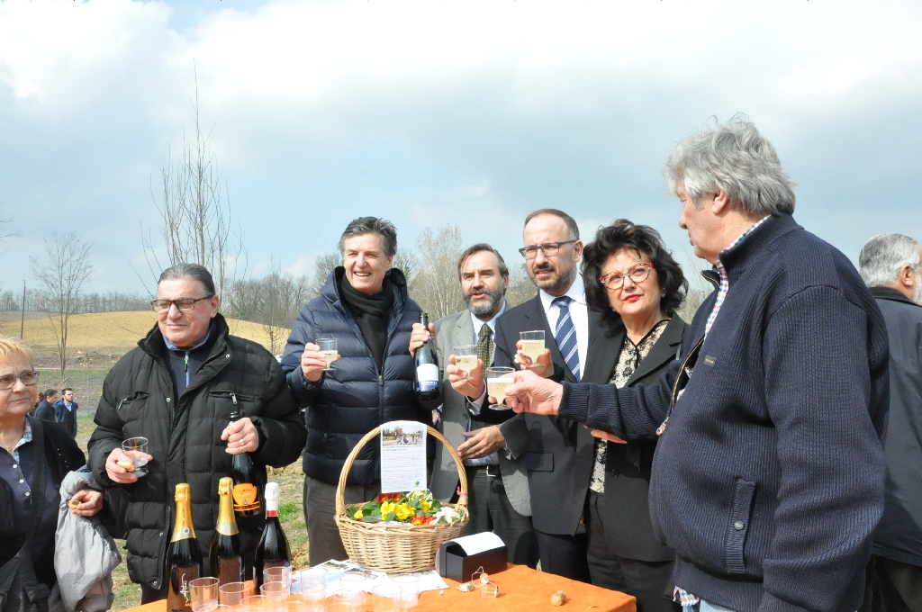 Brindisi con il Moscato d Asti all avvenuta inaugurazione del Giardino [Foto di Daniela Bosia].