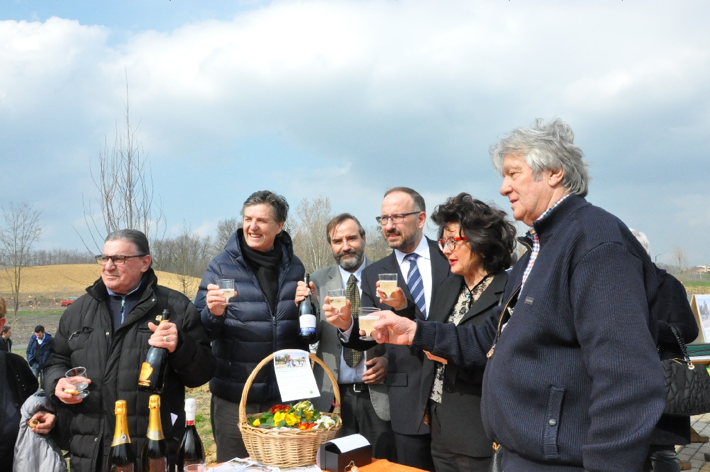 Brindisi con il Moscato d Asti all avvenuta inaugurazione del Giardino [Foto di Daniela Bosia].