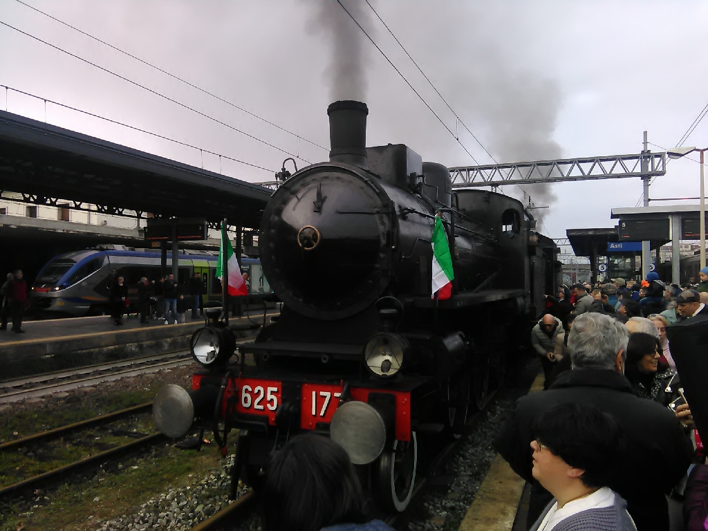 Treno storico a vapore arrivato nella Stazione ferroviaria di Asti.