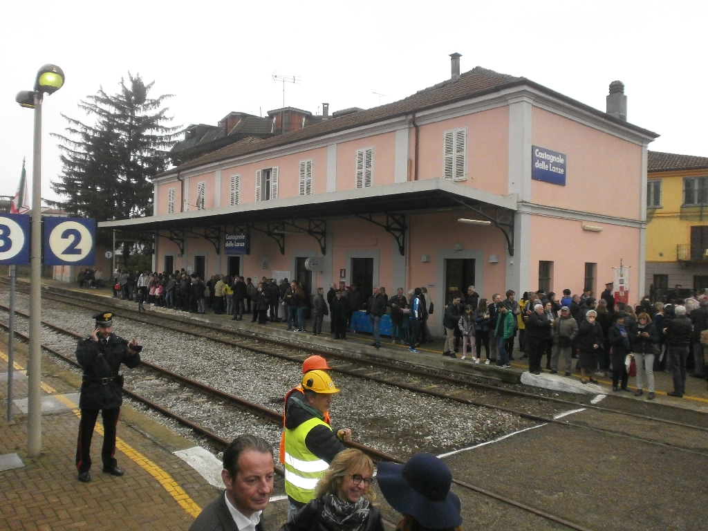 Arrivo del treno storico alla Stazione di Castagnole delle Lanze.