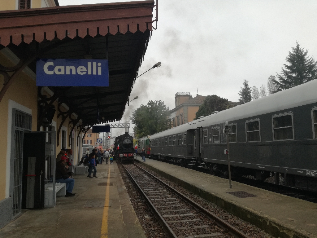 Arrivo del Treno storico alla Stazione di Canelli [Foto di Riccardo Palma].
