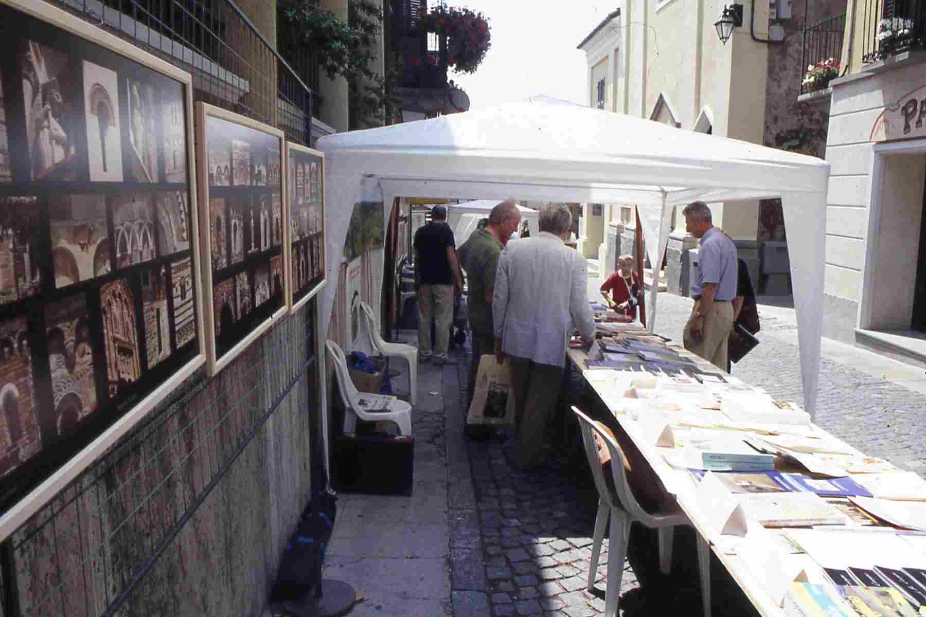 Veduta d'insieme dello Stand espositivo dell'Osservatorio del Paesaggio alla Rassegna della Piccola Editoria Piemontese a Cocconato (AT)