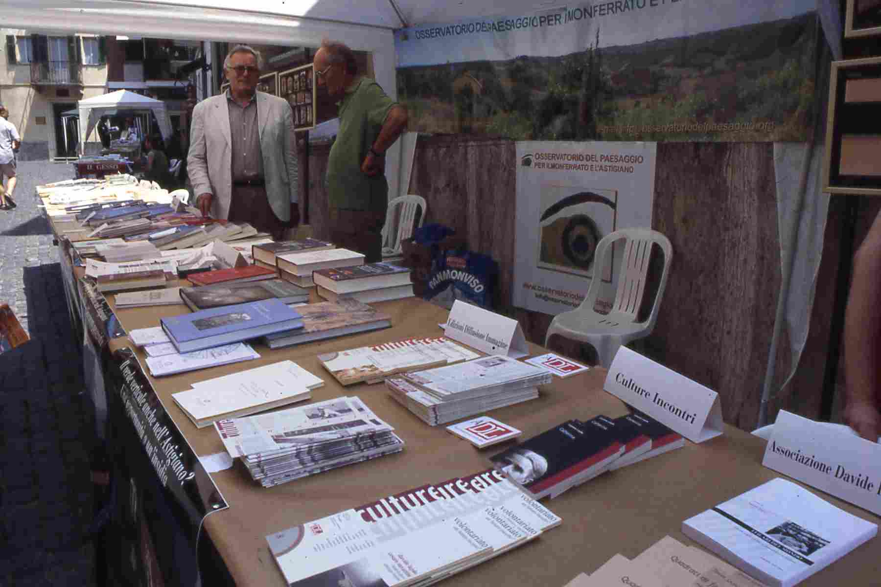 Veduta d'insieme dello Stand espositivo dell'Osservatorio del Paesaggio alla Rassegna della Piccola Editoria Piemontese a Cocconato (AT).