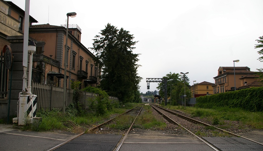 Veduta della stazione ferroviaria di Canelli, quale infrastruttura di importanza strategica per una mobilità sostenibile dei territori UNESCO di Langhe-Roero e Monferrato.