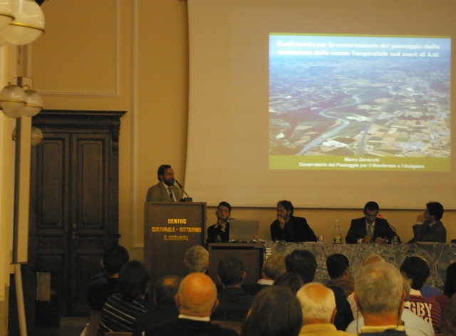Contributo alla discussione da parte di Marco Devecchi dell'Osservatorio del Paesaggio per il Monferrato e l'Astigiano (Foto Giancarlo Dapavo).