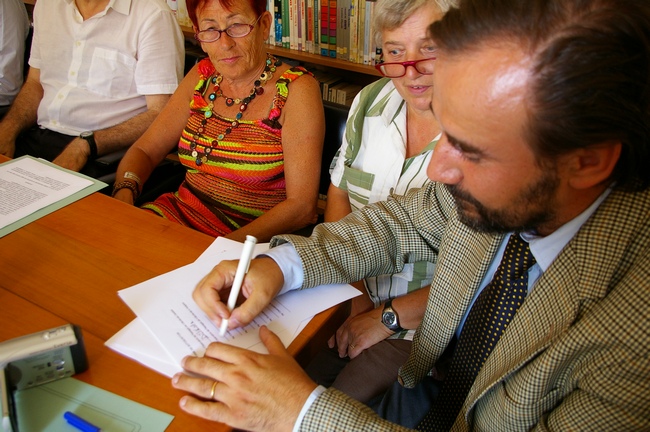  Firma del Protocollo d'intesa tra gli Osservatori regionali del paesaggio per la costituzione della Rete regionale da parte di Marco Devecchi dell'Osservatorio del Paesaggio per il Monferrato e lAstigiano.