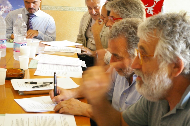  Firma del Protocollo d'intesa tra gli Osservatori regionali del paesaggio per la costituzione della Rete regionale da parte di Giuliano Canvese dell'Ecomuseo dellAnfiteatro Morenico di Ivrea.