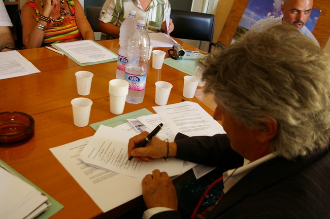  Firma del Protocollo d'intesa tra gli Osservatori regionali del paesaggio per la costituzione della Rete regionale da parte di Giorgio Beltramo dell'Osservatorio del Paesaggio dei Parchi del Po e della Collina Torinese.