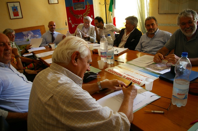  Firma del Protocollo d'intesa tra gli Osservatori regionali del paesaggio per la costituzione della Rete regionale da parte di Valerio Di Battista dell'Osservatorio del Paesaggio per il Monferrato Casalese.