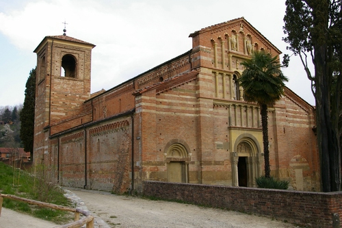 Veduta della facciata della Canonica di Santa Maria di Vezzolano, sede di avvio della Prima settimana del Romanico.