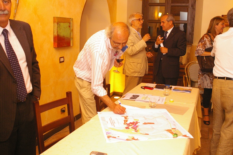 Sottoscrizione pubblica della Richiesta di Dichiarazione di Notevole interesse pubblico del Paesaggio di Isola Villa da parte del Prof. Sergio Conti.