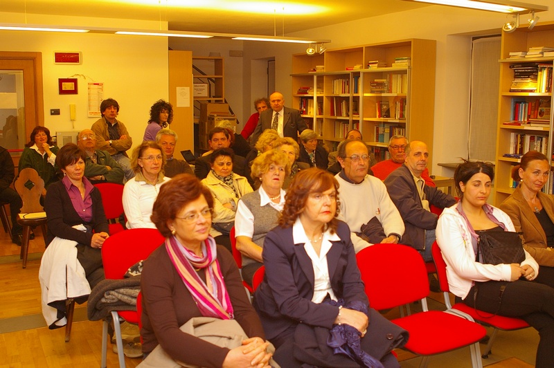 Pubblico presente in sala (Biblioteca comunale di Isola d Asti) in occasione della Conferenza di Don Vittorio Croce su "Piante e Fiori della Bibbia", tenuta nell ambito della Rassegna florovivaistica "Fiori in Fiera 2010"