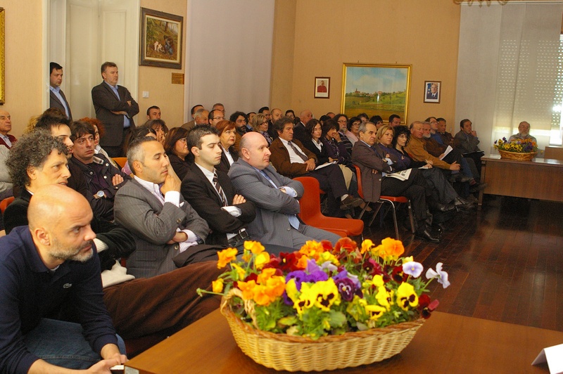 Veduta del folto pubblico presente nella Sala Consiliare del Comune di Isola d Asti.