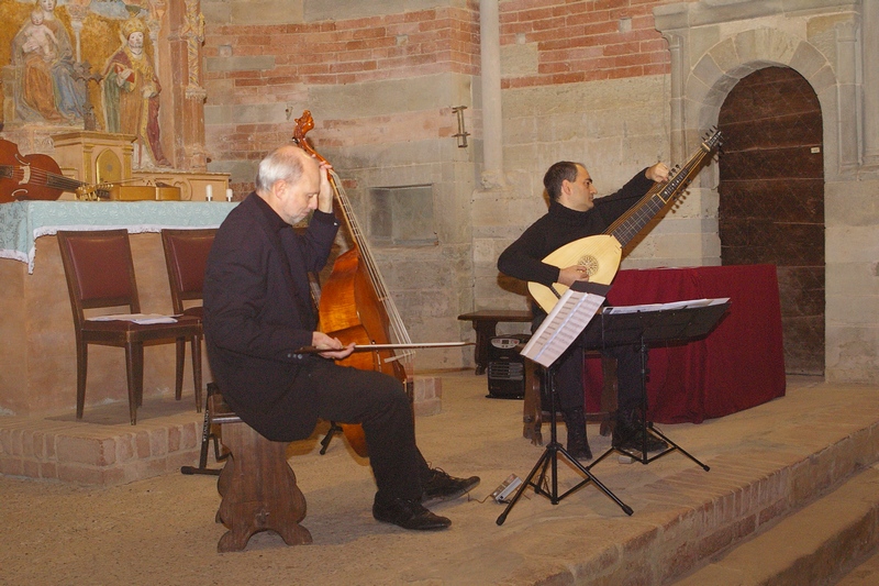 Musicisti del Concerto "Poi che volse la mia stella". Nella foto (sx) Massimo Sartori (viella e viola da gamba) e (dx) Massimo Biancamano (liuto e tiorba).